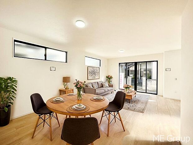 ご家族の賑やかな話し声で包まれる明るいリビング ※家具はCGです