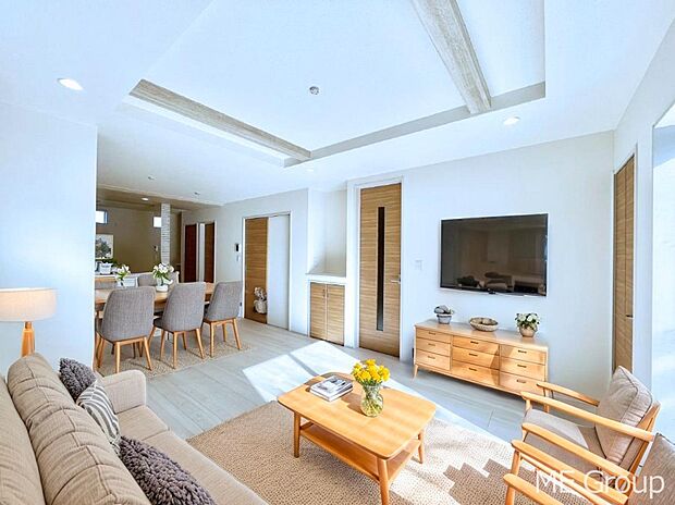 ご家族の賑やかな話し声で包まれる明るいリビング ※家具はCGです