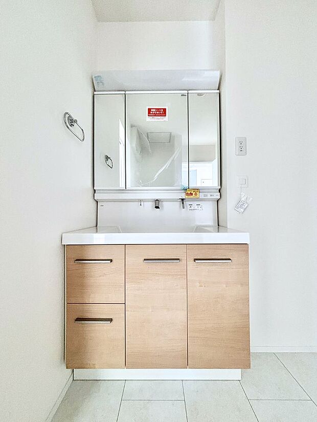 大きく見やすい三面鏡で清潔感ある洗面台は、身だしなみチェックや肌のお手入れにおすすめです。