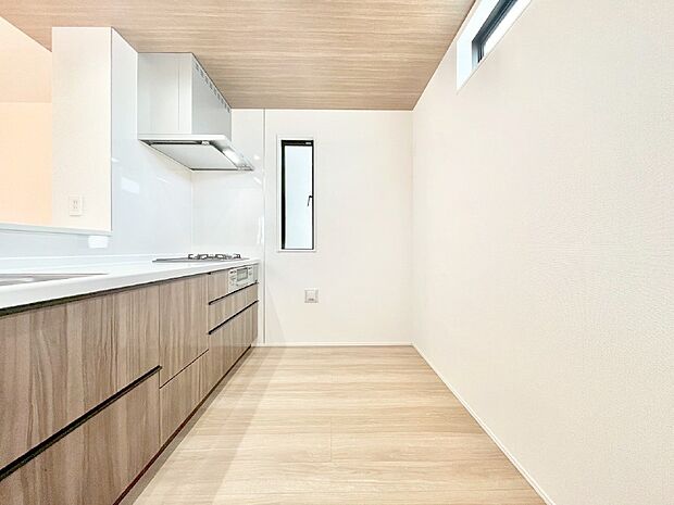 爽やかな風が通り抜けるキッチン。窓があるので明るく換気にも役立ちます。