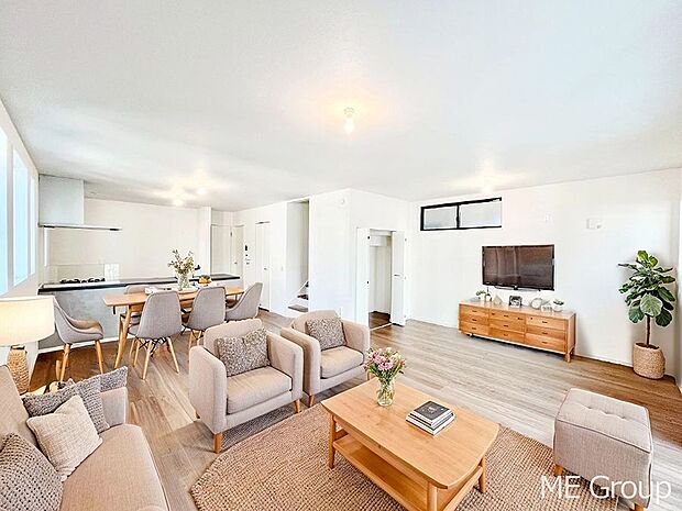 ご家族の賑やかな話し声で包まれる明るいリビング ※家具はCGです