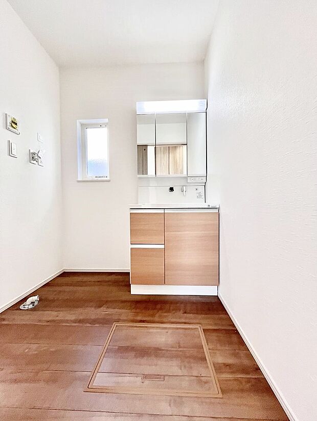 三面鏡キャビネット・シャワー付き洗面化粧台で忙しい朝の身支度もスムーズに!