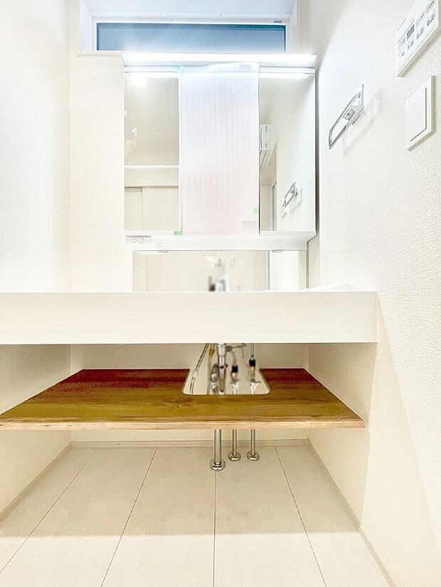 大きく見やすい三面鏡で清潔感ある洗面台は、身だしなみチェックなどにおすすめです。