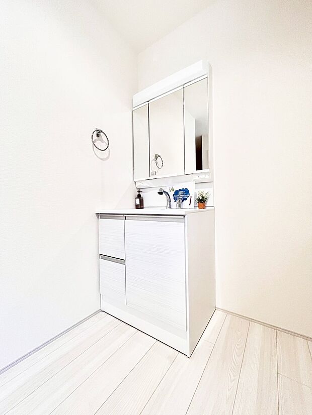 スタイリングに便利な三面鏡、ミラーキャビネットで細かい物スッキリ