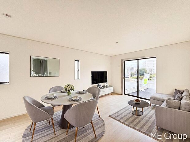 ご家族の賑やかな話し声で包まれる明るいリビング ※家具はCGです