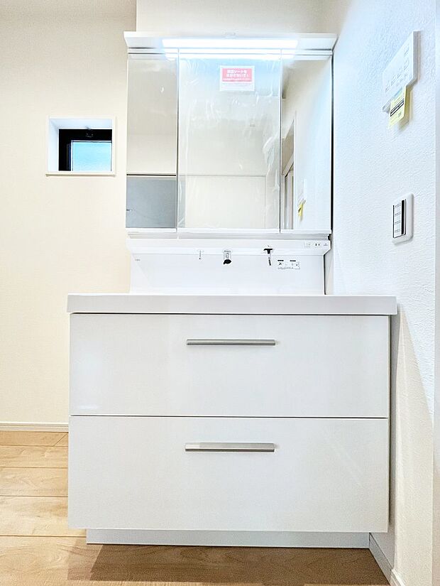 大きく見やすい三面鏡で清潔感ある洗面台は、身だしなみチェックや肌のお手入れにおすすめです。