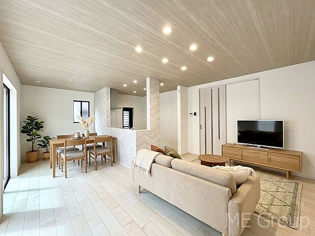 ご家族の賑やかな話し声で包まれる明るいリビング  ※家具はCGです