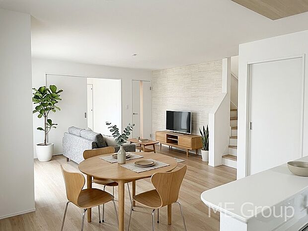 ご家族の賑やかな話し声で包まれる明るいリビング  ※家具はCGです