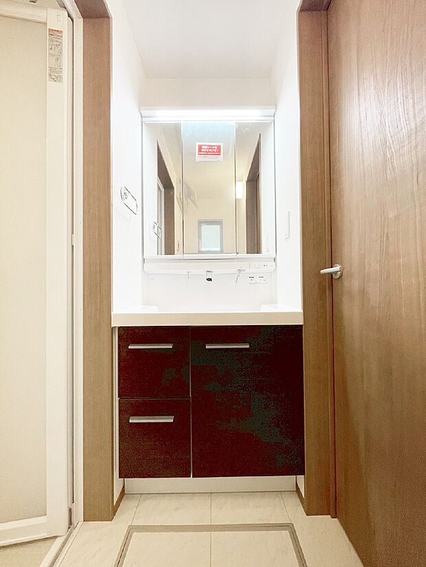 大きく見やすい三面鏡で清潔感ある洗面台は、身だしなみチェックにおすすめです。