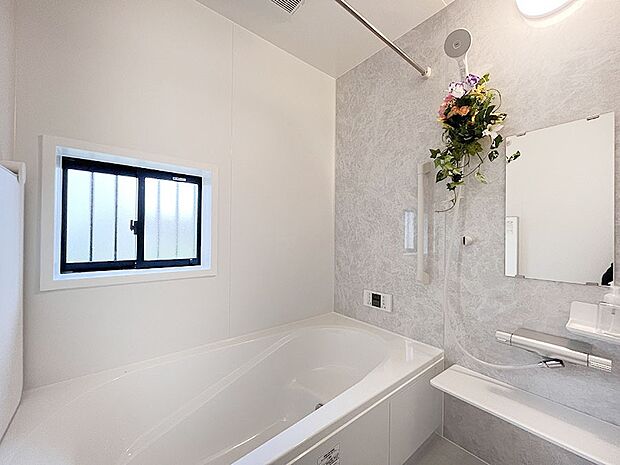 【浴室】～bathroom～　 浴室には窓！浴室は湿気がたまりやすく、換気扇だけではどうしてもカビが出やすいです 　I号棟