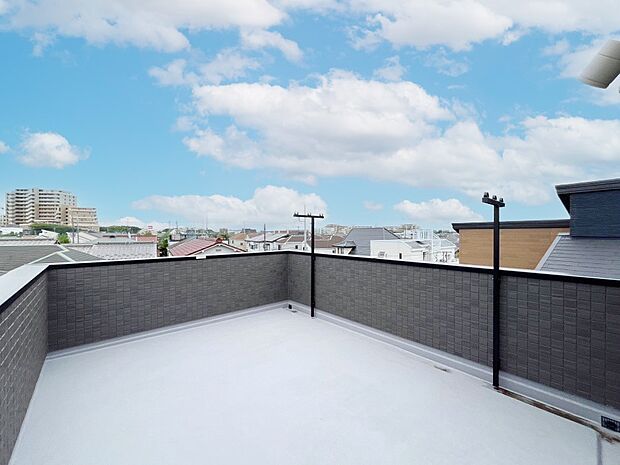 【バルコニー】夜には星空を眺めたり、癒しの時間を過ごせそうな屋上スカイバルコニー