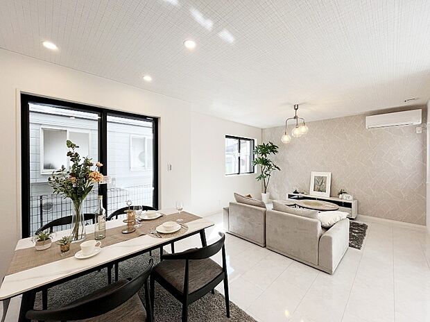 【リビングダイニング】明るい陽光が注ぎ、寛ぎの雰囲気に満たされるリビング・ダイニング。