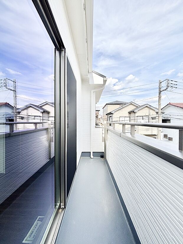 【バルコニー】ゆったりバルコニーだから沢山お洗濯ものを干せます。