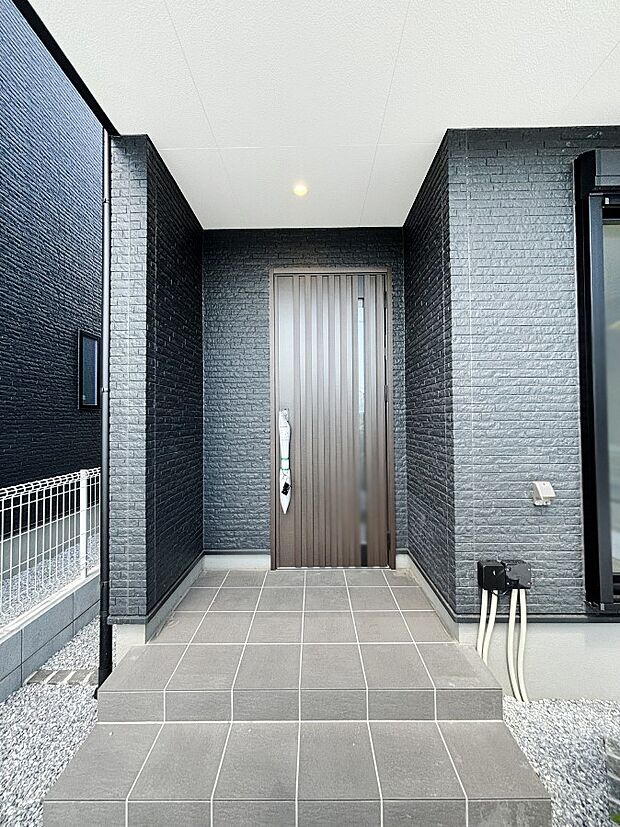 【玄関】玄関前は屋根付きで雨が降っていても濡れにくいです。