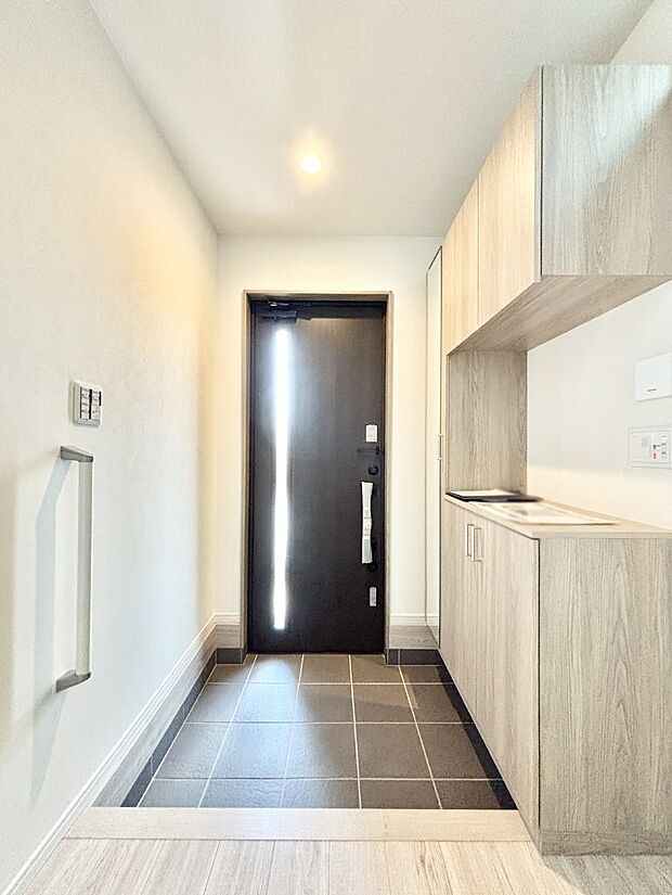 【玄関】ガラススリットの入った玄関ドアが室内に光を届けてくれます