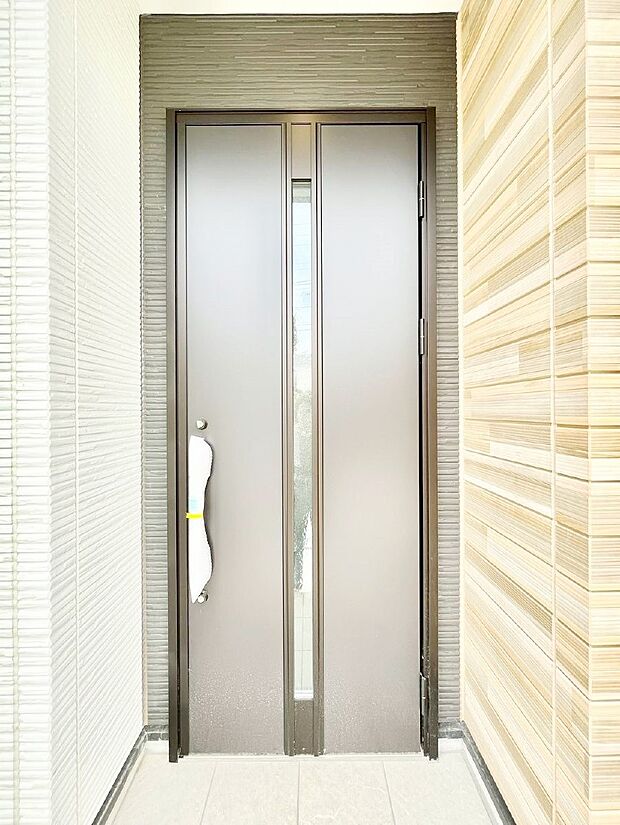 【玄関】玄関前は雨が降っても濡れにくい屋根付き  