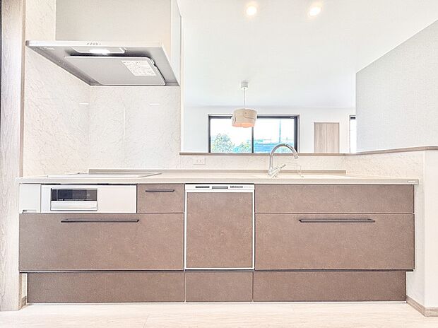 【ダイニングキッチン】料理をしながらでもご家族との会話を楽しめる対面キッチン