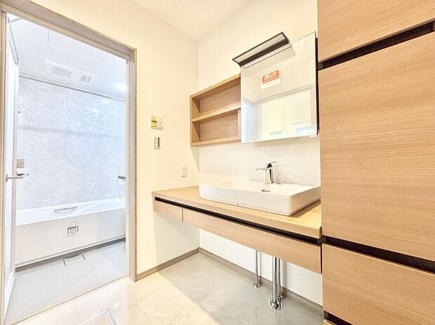 【脱衣場】清潔感のある快適空間です。毎日の身支度も気持ち良くお使い頂けます。