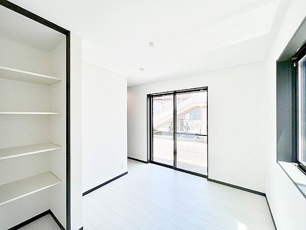 【寝室】収納が充実しているので居住スペースを広々使えます  