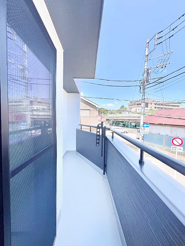 【バルコニー】ゆったりバルコニーだから沢山お洗濯ものを干せます。
