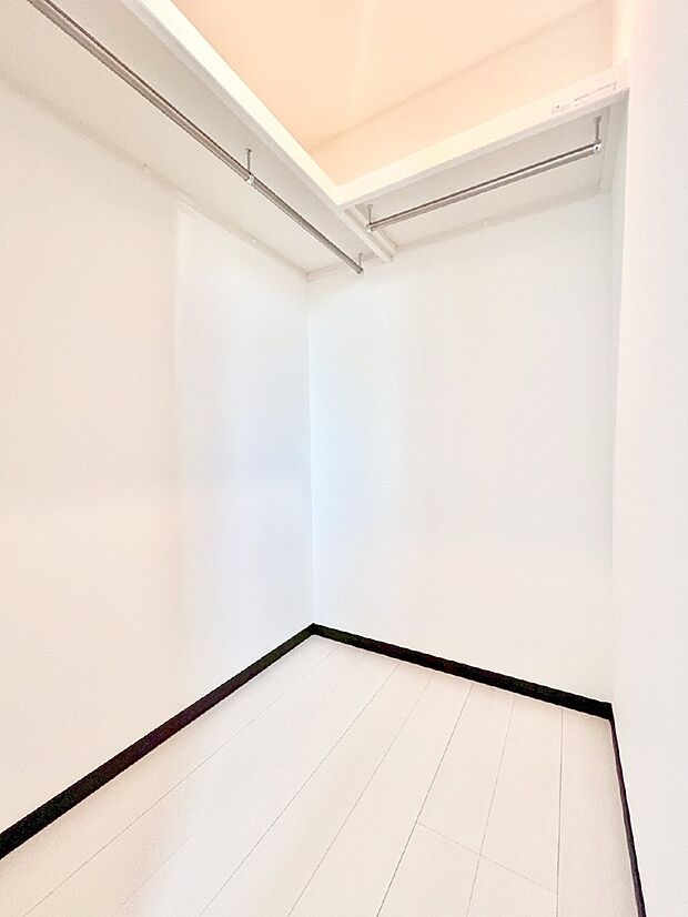 【ウォークインクローゼット】ウォークインクローゼット付きで生活空間を広く利用できます。