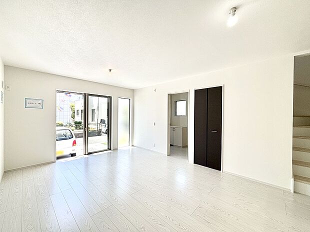 【ダイニング】リビング階段が家族の笑顔と会話をつないでくれます  