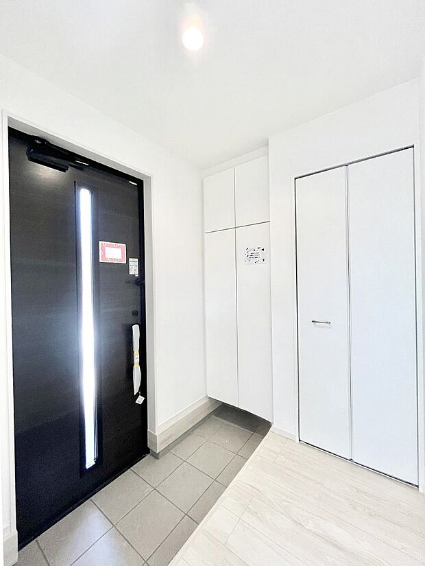 【玄関】明るい玄関はお客様をお出迎えするのにぴったりです!