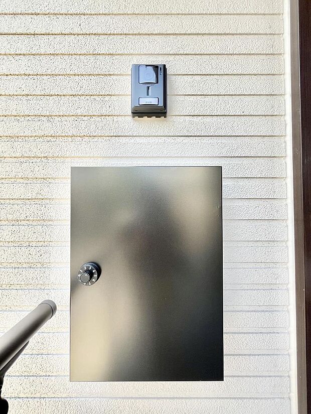 【その他現地】シンプルデザインのポスト。