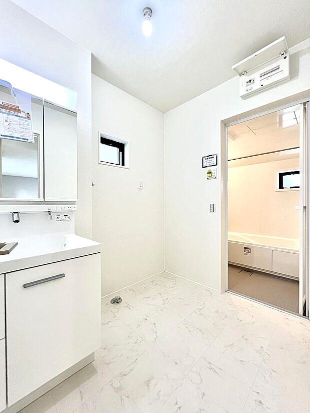 【脱衣場】清潔感のある快適空間です。毎日の身支度も気持ち良くお使い頂けます。 