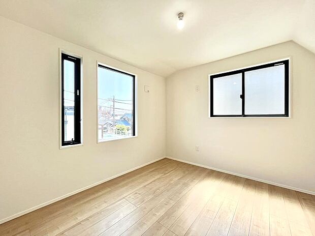 【洋室】窓からのやさしい光が心地よいプライベートルーム