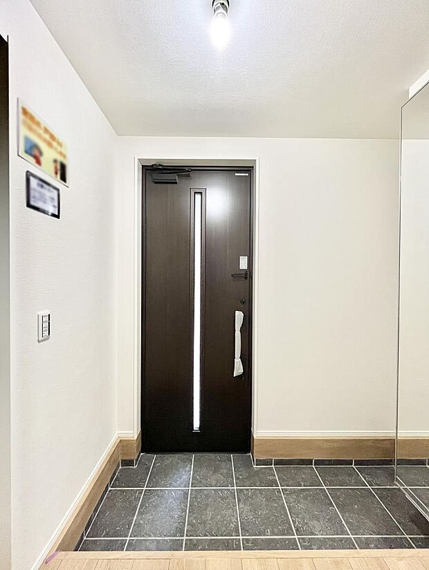 【玄関】明るい玄関はお客様をお出迎えするのにぴったりです！ 