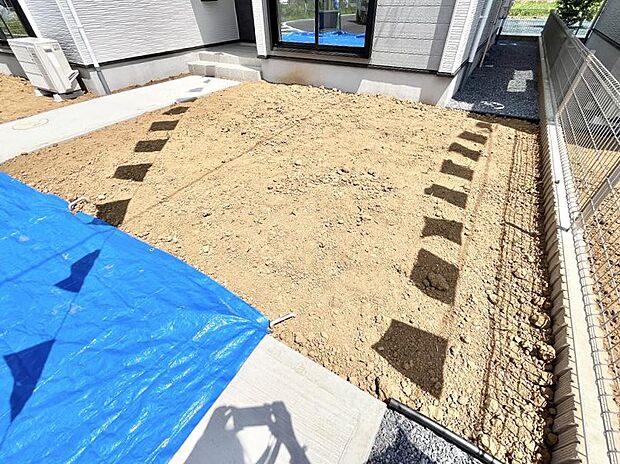 【庭】家族で楽しめる庭付きです。ガーデニングや物置を置いたり、お子様がいらっしゃるご家庭ではプールなど使い方はさまざまです。