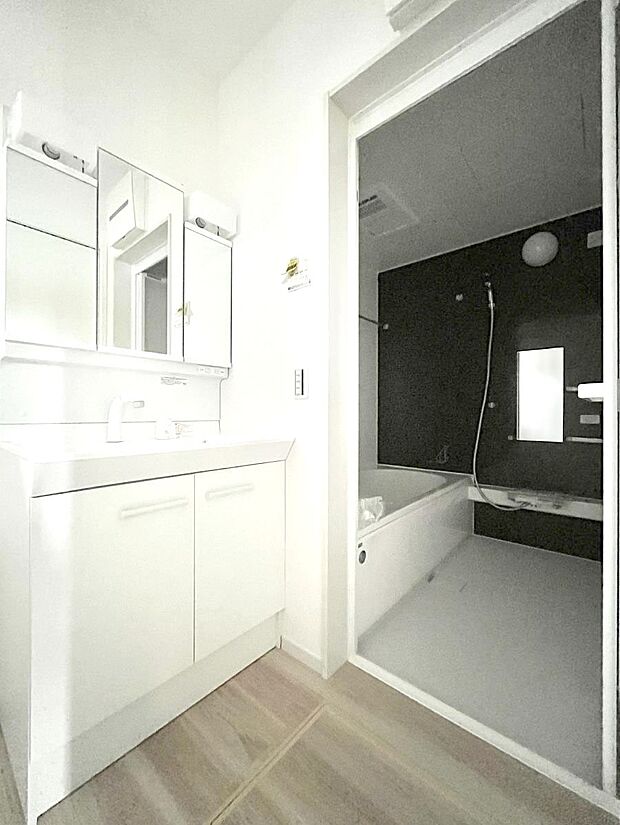 【脱衣場】清潔感のある快適空間です。毎日の身支度も気持ち良くお使い頂けます。