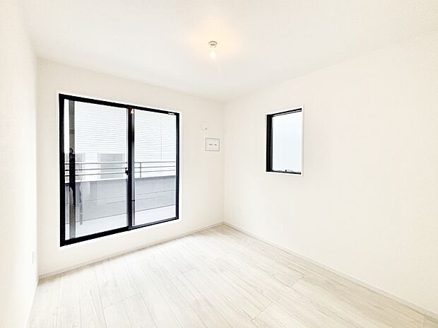 【寝室】明るいバルコニーサイドに洋室を設置。目覚めの良い寝室に。