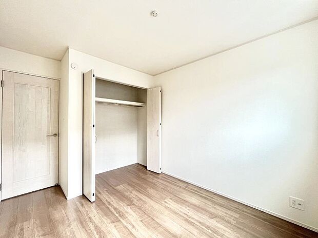 【寝室】収納が充実しているので居住スペースを広々使えます