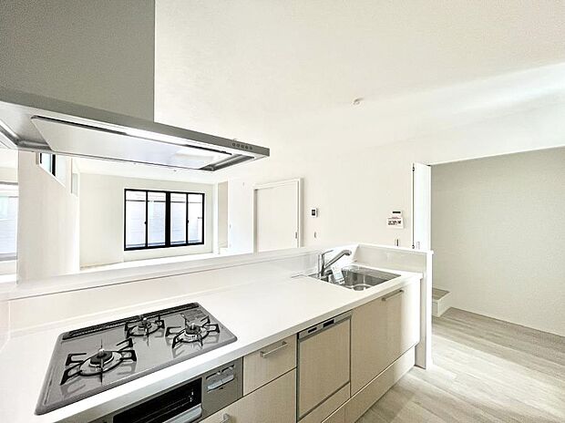 【ダイニングキッチン】料理をしながらでもご家族との会話を楽しめる対面キッチン