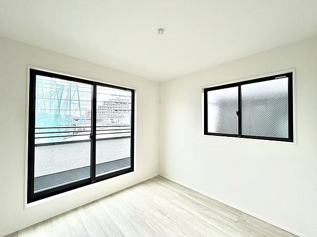 【洋室】明るいバルコニーサイドに洋室を設置。目覚めの良い寝室に。