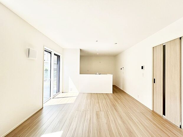 【リビングダイニング】家族団らんの時間も増えそうなくつろぎのリビングダイニング。