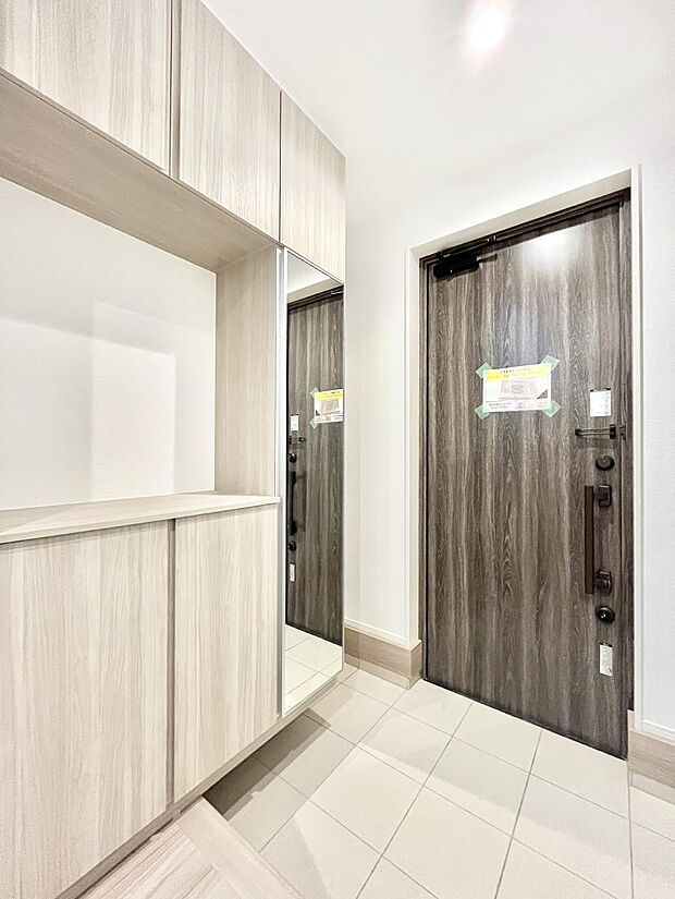 【玄関】明るい玄関はお客様をお出迎えするのにぴったりです!