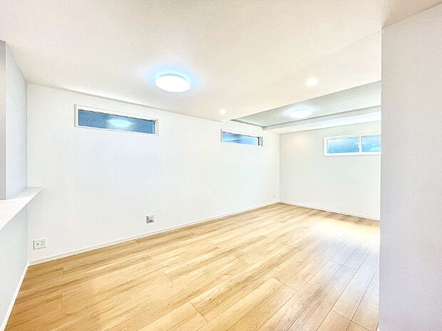 【リビングダイニング】明るい陽光が注ぎ、寛ぎの雰囲気に満たされるリビング・ダイニング。   