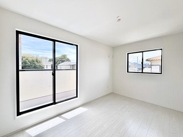 【寝室】2面採光なので、明るく風通しも良く心地良い生活が送れます。