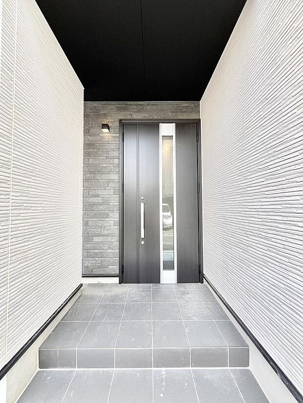 【玄関】大切な家族、来客を出迎える玄関。