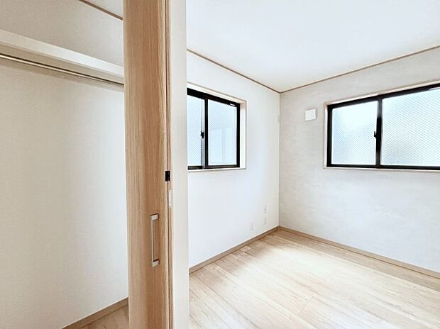 【洋室】2面採光を確保した明るい空間。家族みんなが快適な暮らしを実現する設計です。  