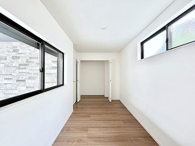 【寝室】窓からのやさしい光が心地よいプライベートルーム  