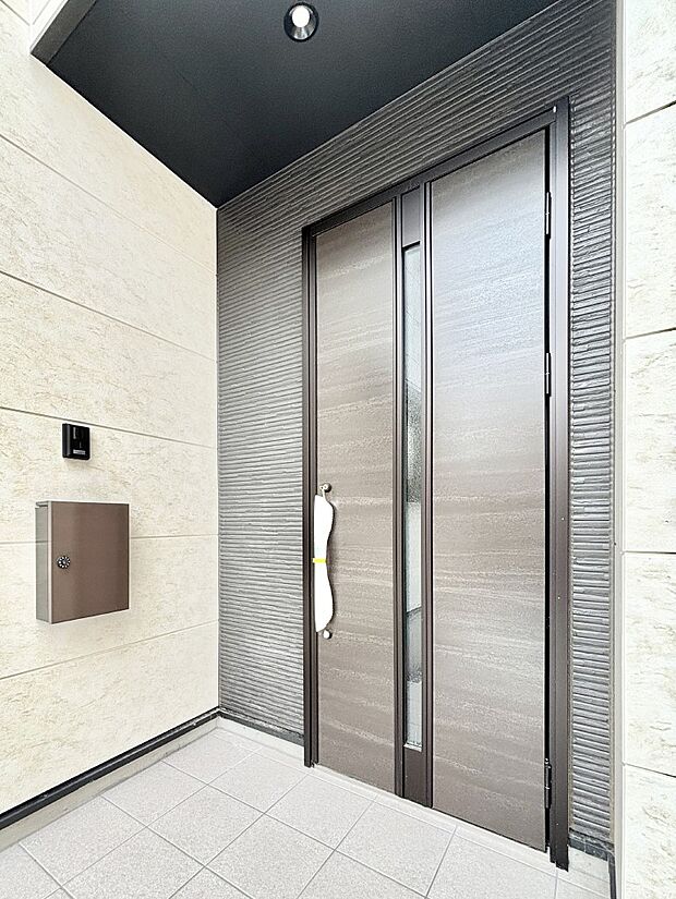 【玄関】住まいの顔を演出する、玄関ドア。