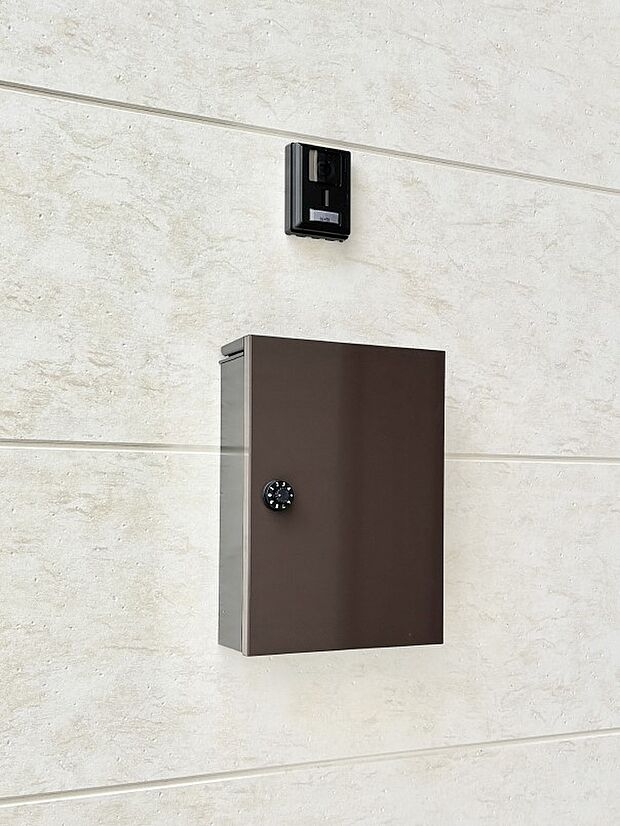 【その他現地】シンプルデザインのポスト。