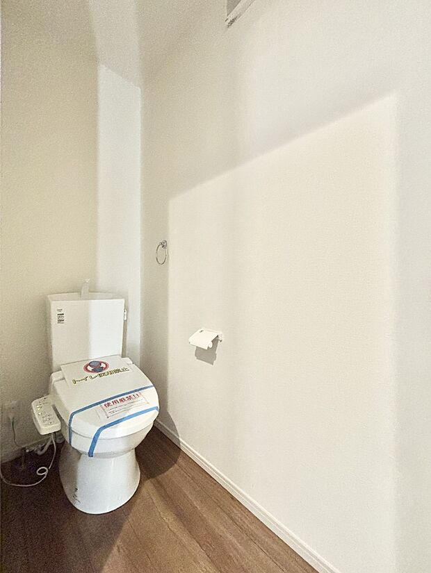 【トイレ】トイレは1階と2階それぞれに配置されていてとても便利です。