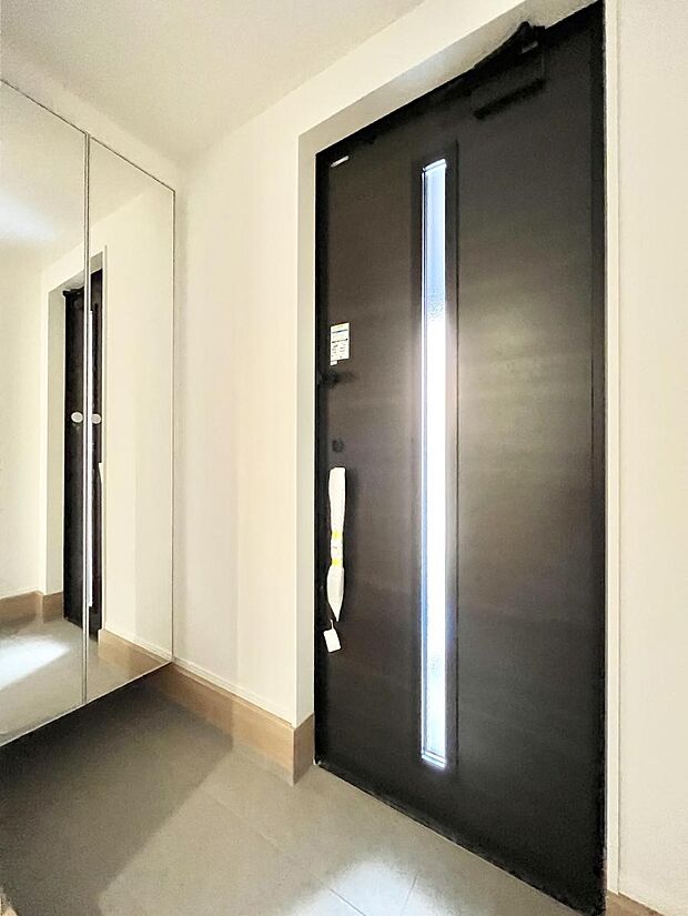 【玄関】ガラススリットの入った玄関ドアが室内に光を届けてくれます