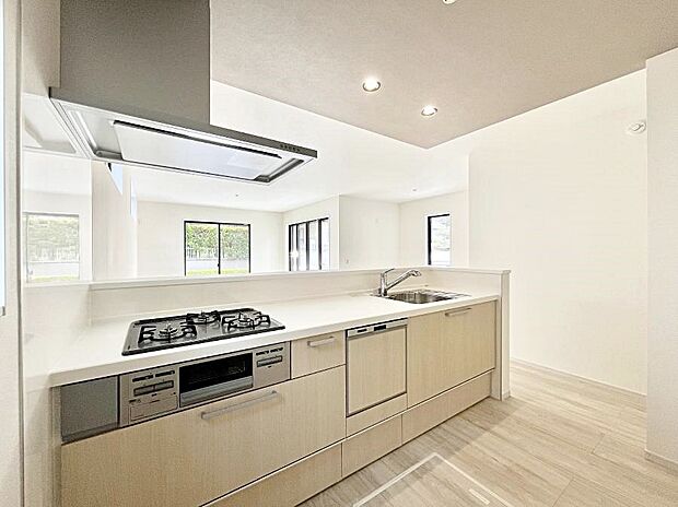 【ダイニングキッチン】料理をしながらご家族との会話を楽しめる対面カウンターキッチン  