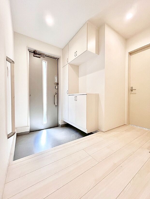 【玄関】ガラススリットの入った玄関ドアが室内に光を届けてくれます  